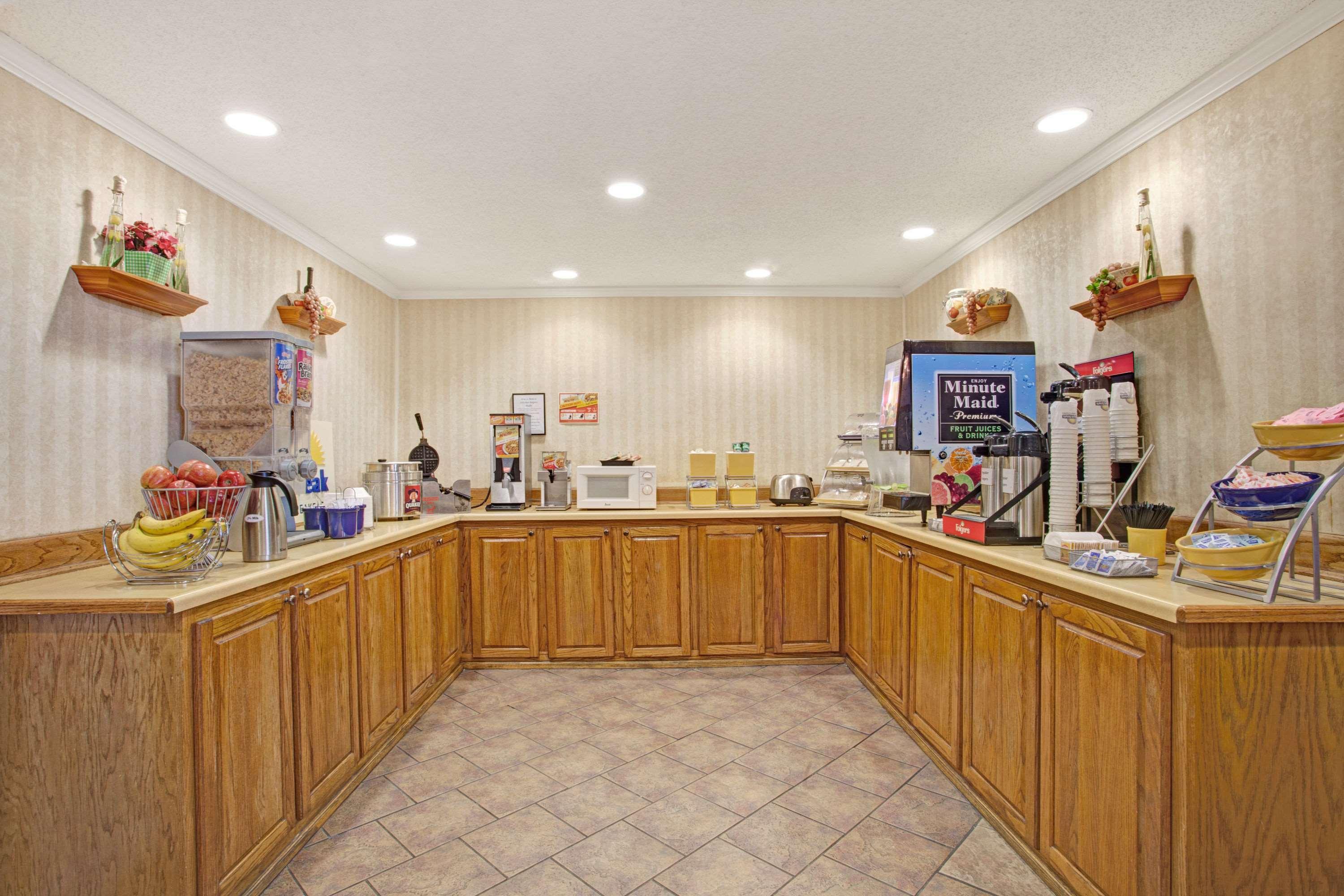Days Inn & Suites By Wyndham Collierville Germantown Area Extérieur photo
