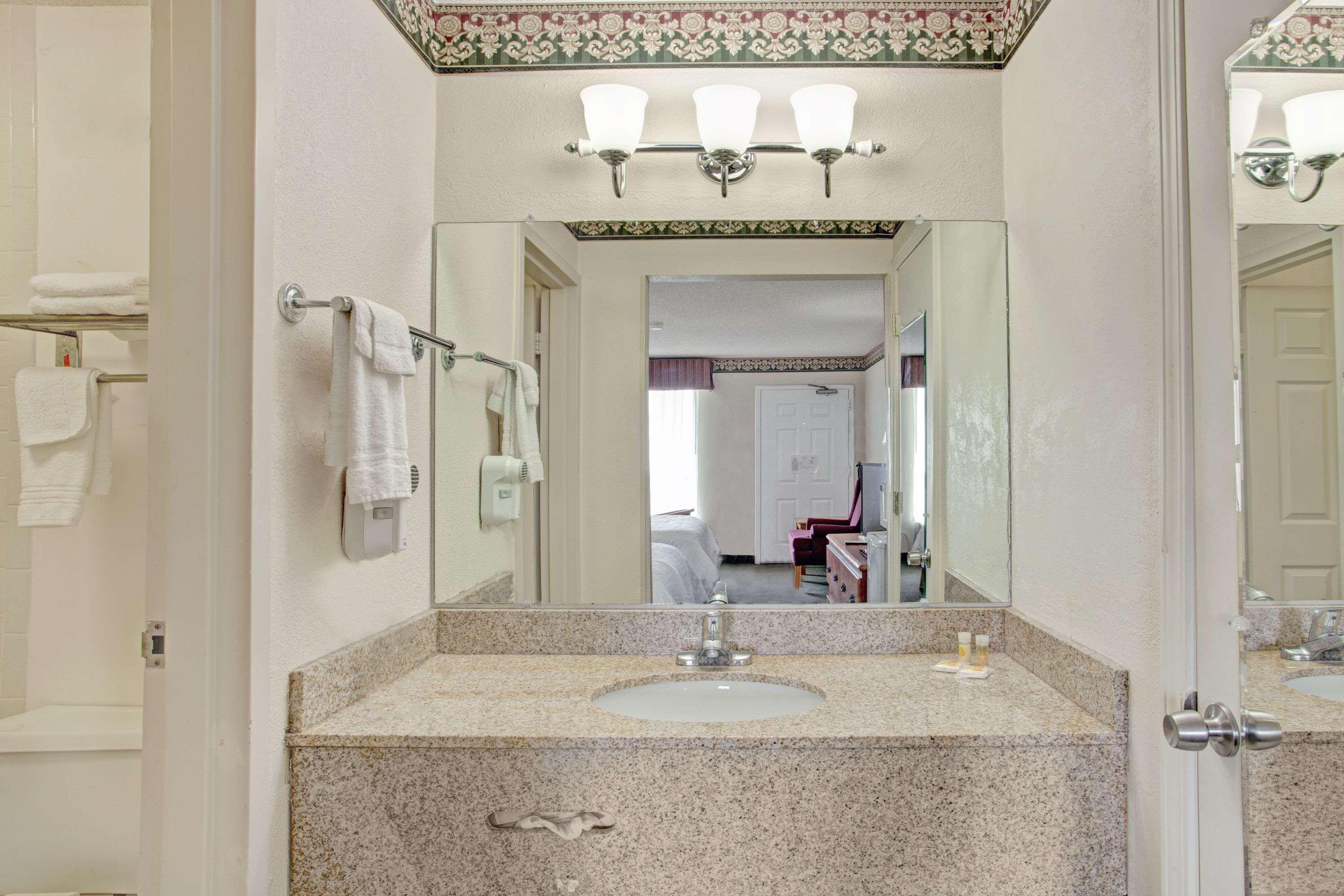 Days Inn & Suites By Wyndham Collierville Germantown Area Extérieur photo